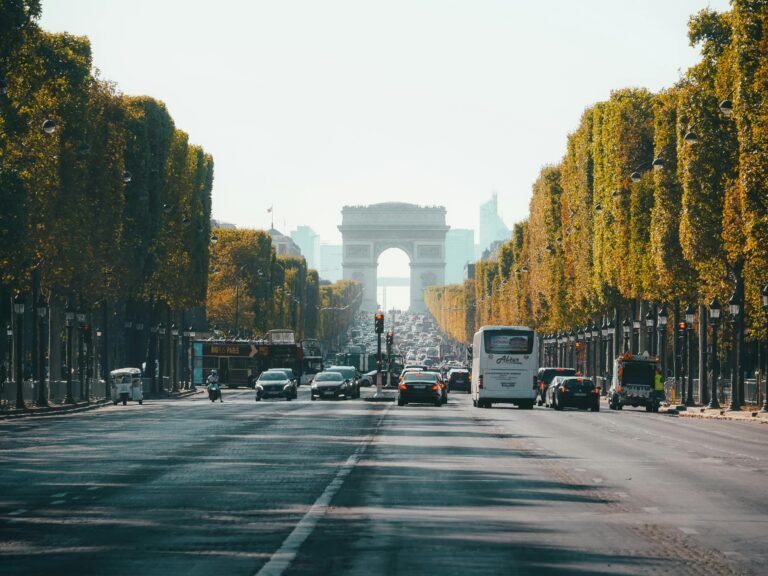 Utsikt over Triumfbuen nedover en travel Champs Élysées i Paris, Frankrike, om høsten.